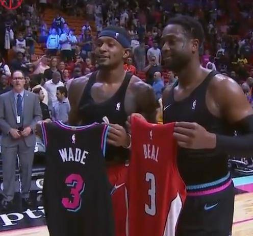 老鹰走路像极了老板，接下来忍住别笑，一起来感受一下