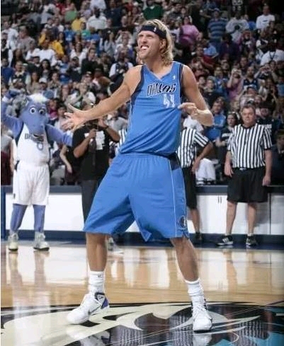 足球曼城后防核心伤缺三周，赛程压力巨大