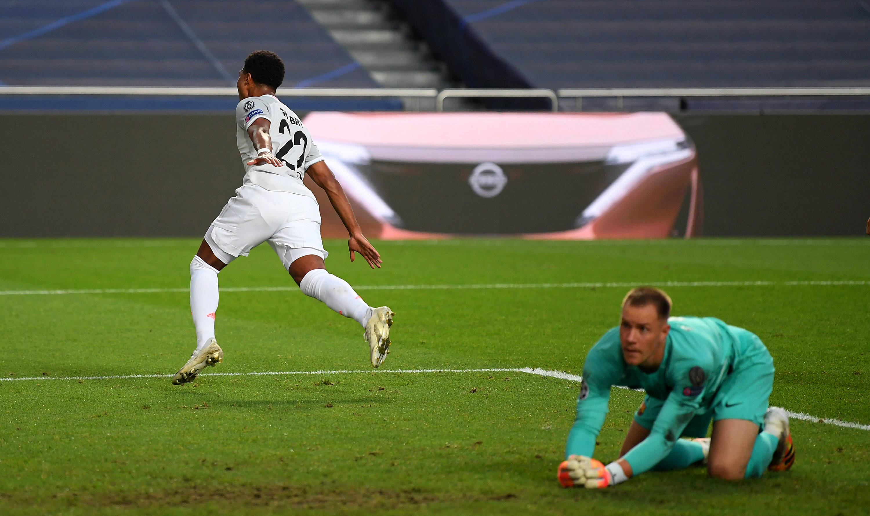 《棕色尘埃2》 新赛季推出：巨乳玉足 新服装太涩了！